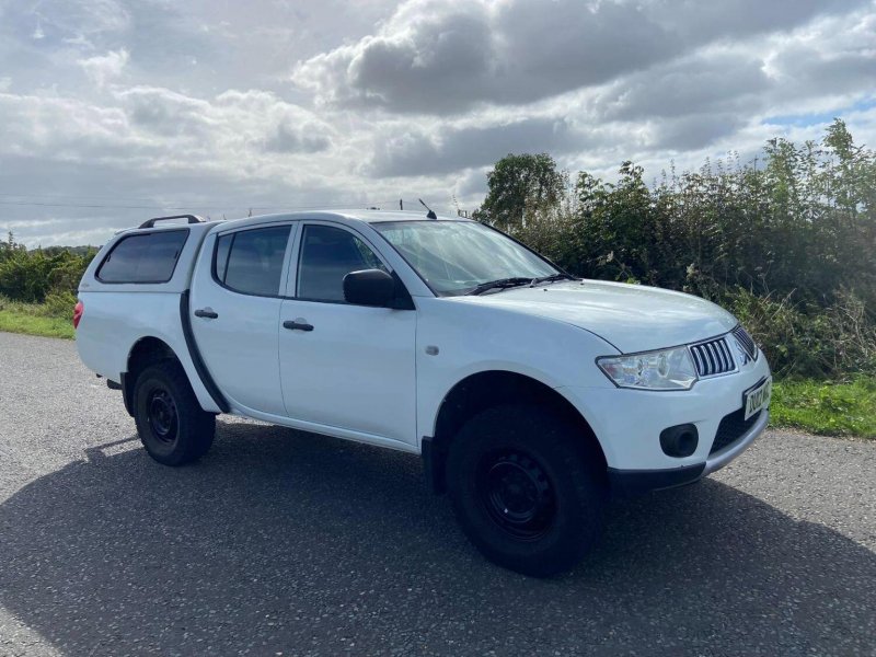 MITSUBISHI L200