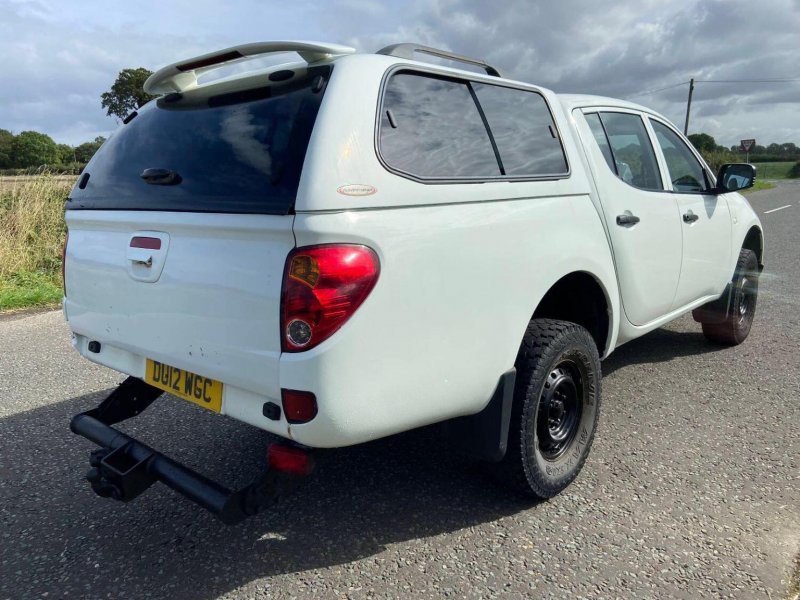 MITSUBISHI L200