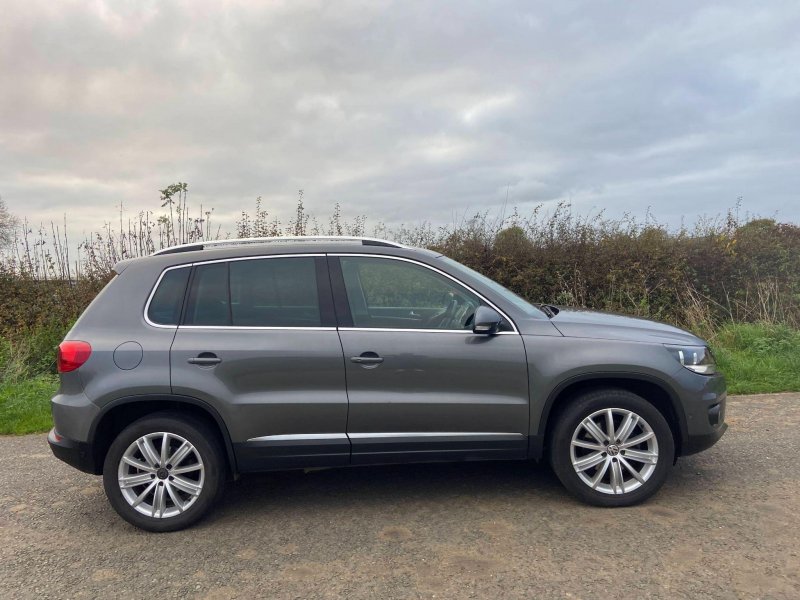 VOLKSWAGEN TIGUAN