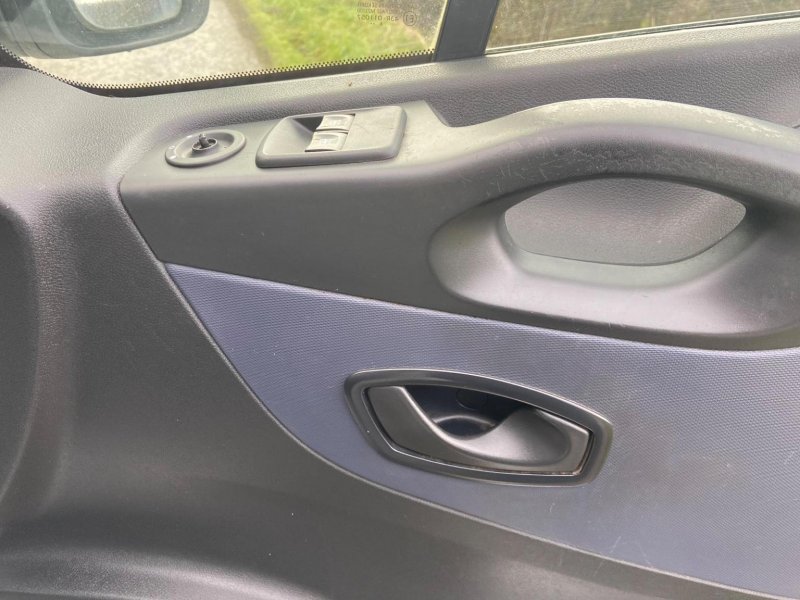 VAUXHALL VIVARO