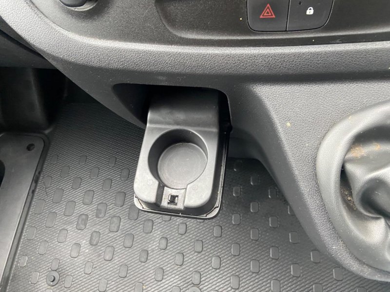 VAUXHALL VIVARO